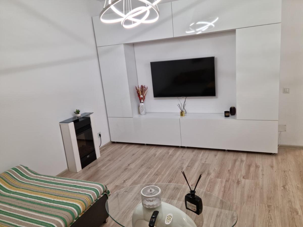 25 Luxury Apartament Bucharest Exterior photo